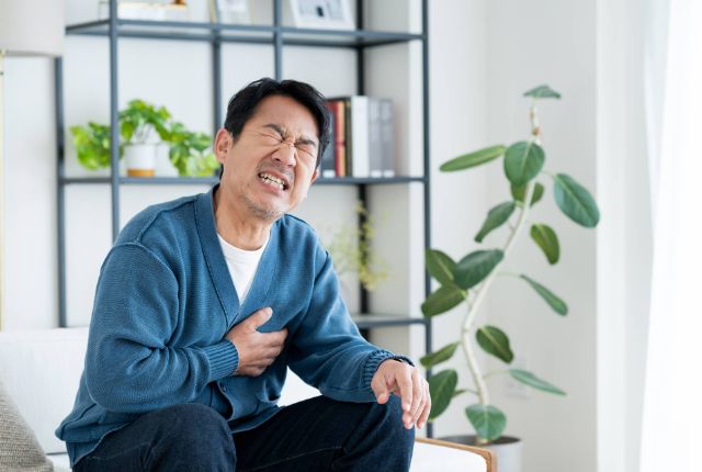 胸に痛みを感じている男性