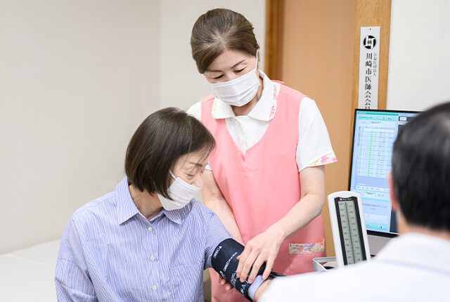 血圧測定中の患者と看護師