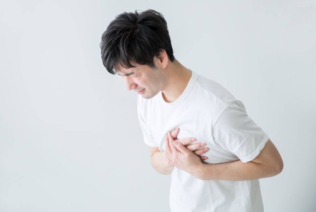 胸に痛みを感じている男性