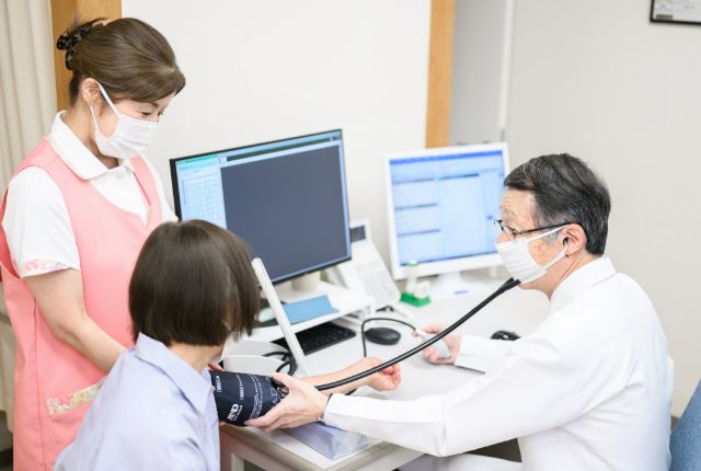 血圧を測定中の医師と患者