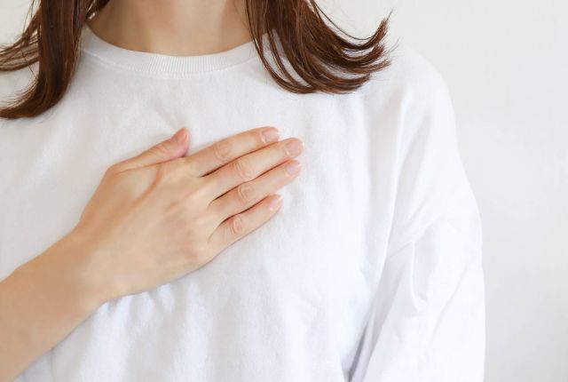 心臓に異変を感じている女性