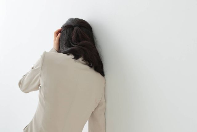 失神しそうな女性